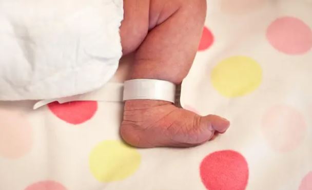 Çka i shkakton lindjet e parakohshme dhe sa javë më herët mund të lindë dhe të mbijetojë një fëmijë?