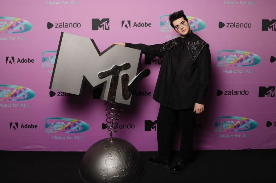 Gjon Muharremaj rrëmben çmimin “Performuesi më i mirë zviceran” në MTV EMA 2021