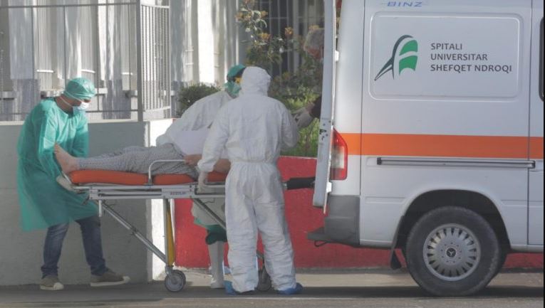 Një viktimë dhe 553 raste të reja me COVID-19 në Shqipëri