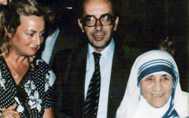 Fotografi e rrallë e Nënës Terezë me Ismail Kadarenë