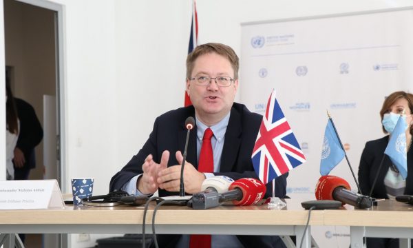Ambasadori britanik në Kosovë do ta përkthejë në anglisht librin “Kangë Popullore Erotike”