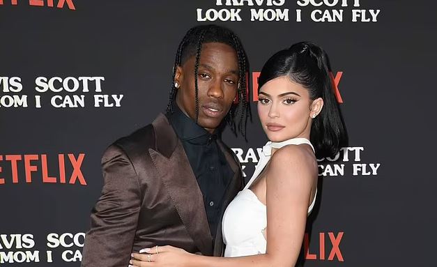 Kylie Jenner tregon dekorimin e Krishtlindjeve të punuar me dorë me vlerë 1 mijë dollarësh