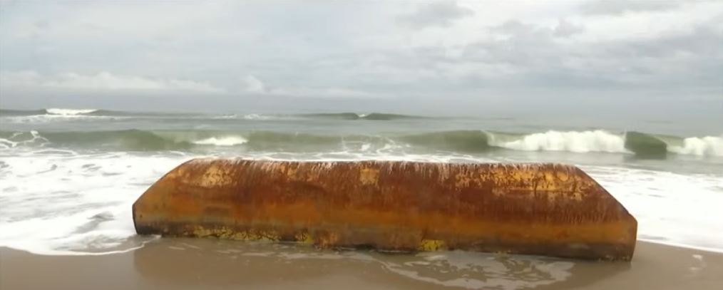 Një 'objekt' misterioz metali shfaqet ne plazh të Floridës (VIDEO)