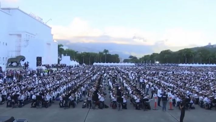 Qindra instrumente, kjo është orkestra më e madhe në botë (VIDEO)