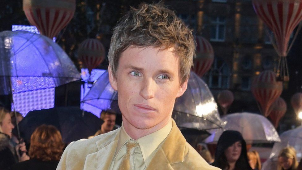 Eddie Redmayne thotë se bëri gabim që luajti rolin e një transgjinori në “The Danish Girl”