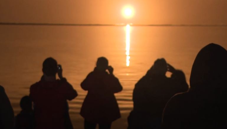 Spektatorët shikojnë nisjen e raketës SpaceX nga Florida (VIDEO)
