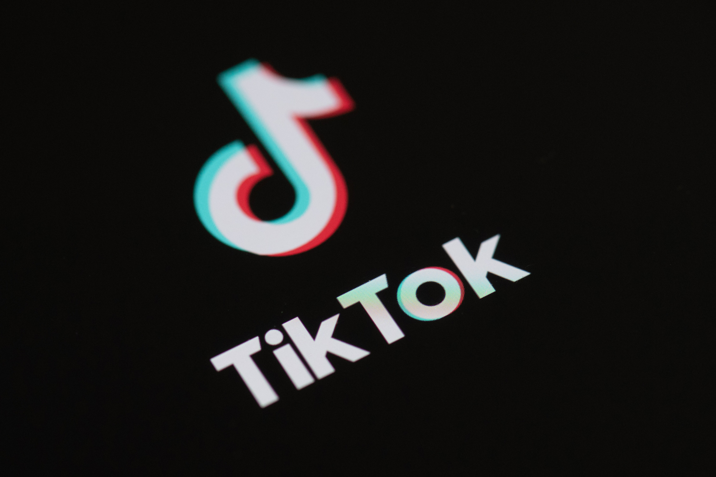 Gjashtë muaj burgim mitrovicasit që kërcënoi me vrasje të myslimanëve në “TikTok”