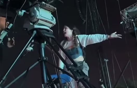 Momenti shokues kur një grua pa ndjenja rrëshqet nga barela në koncertin ku vdiqën 8 persona (VIDEO)