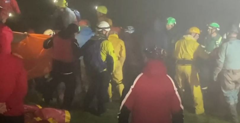Momenti i shpëtimit të burrit që u bllokua për 54 orë në shpellë (VIDEO)