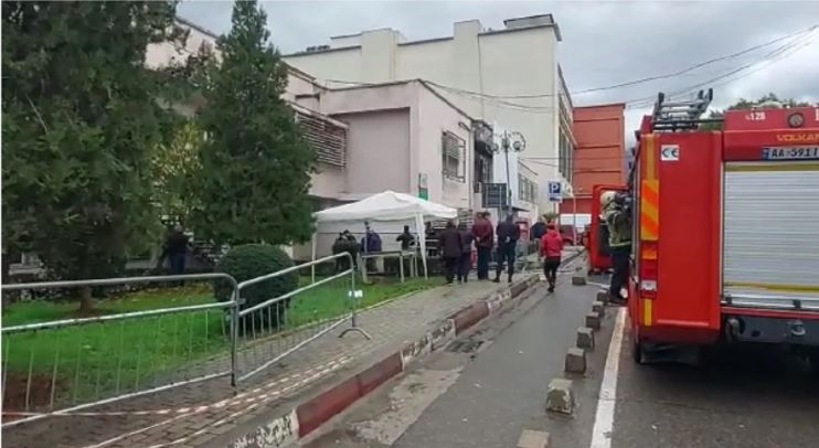Zjarr në një spital ku po trajtoheshin pacientët me COVID-19 në Tiranë