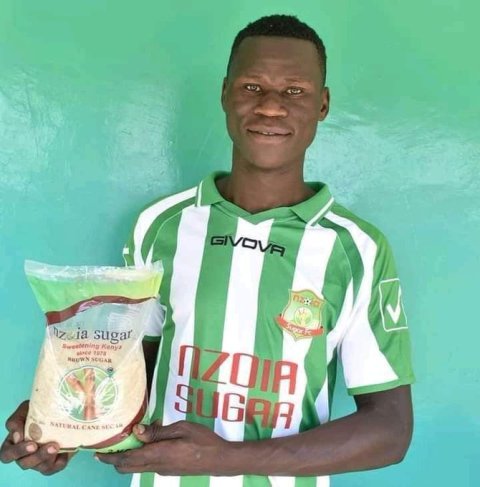 Afrikë: Futbollisti shënon tre gola, shpërblehet me një kilogram sheqer