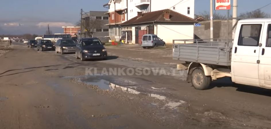 Rruga e “re” dhe pa shenja rrezikon udhëtarët (VIDEO) Klan Kosova