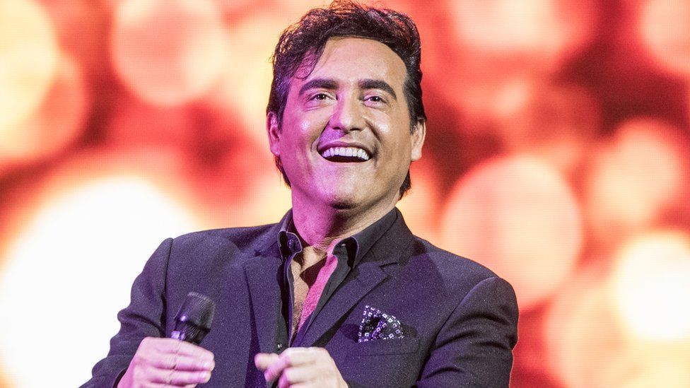 Vdes njëri nga këngëtarët e grupit anglez "Il Divo" (VIDEO)