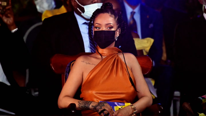 Rihanna reagon ndaj thashethemeve për shtatzëni