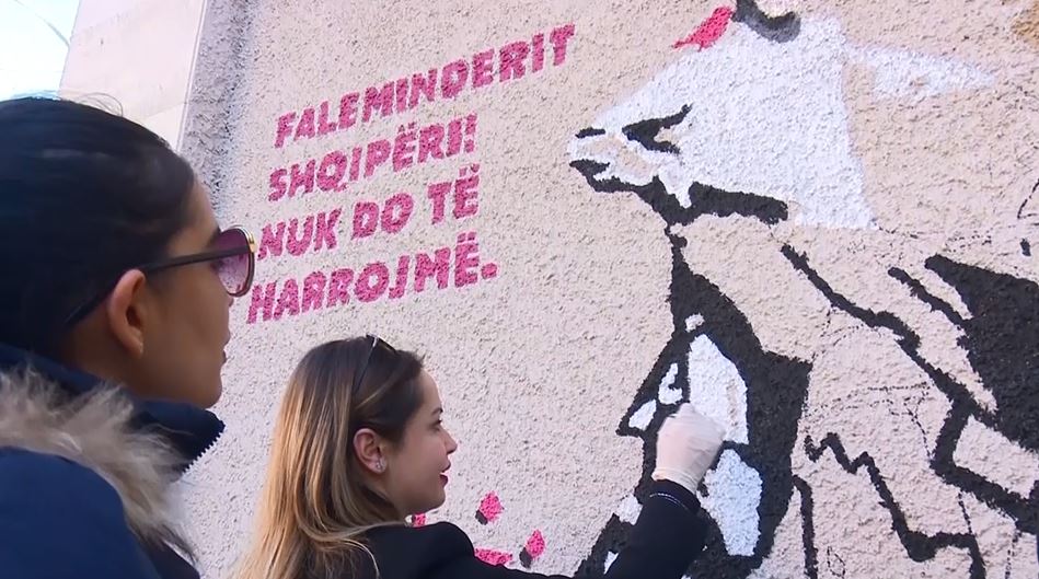 Artistët afganë pikturojnë muralin “Faleminderit Shqipëri” në Tiranë (VIDEO)