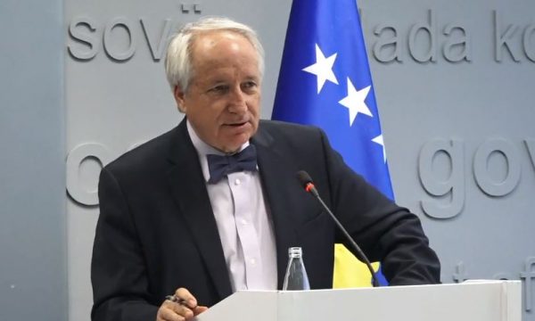 Ministri Latifi kërkon që mërgimtarët të vijnë të vaksinuar, paralajmëron mbyllje
