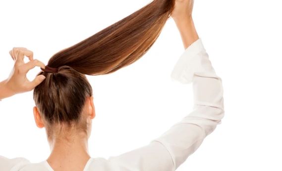 Dermatologia këshillon të mos i tërhiqni flokët shumë fort kur i kapni bisht ose topuz