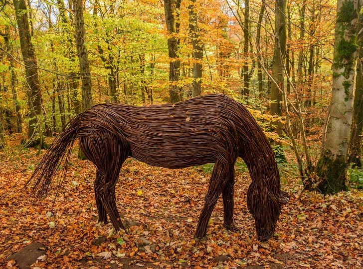 Skulptura të bëra nga materiale natyrore që mund t’ju mahnisin (FOTO)