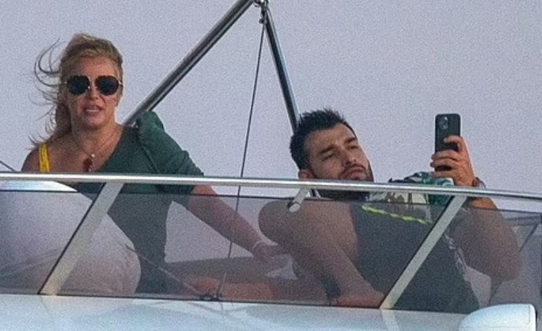 Britney Spears feston ditëlindjen në pushime me të fejuarin, Sam Asghari (FOTO)