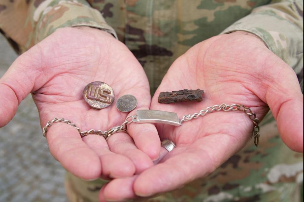 Veterani i Luftës së Dytë Botërore u ribashkua me byzylykun e vjedhur në Pragë para 76 vjetësh