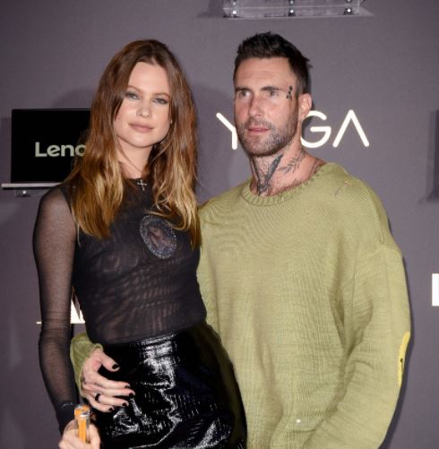 Adam Levine zbulon se tatuazhi në fytyrë është i rremë (VIDEO)