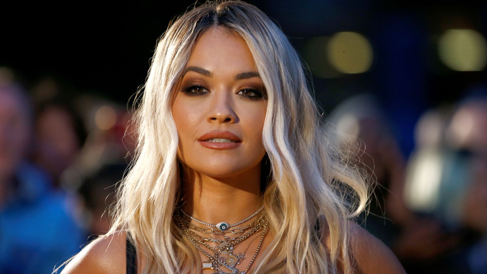 Një javë pas publikimit të këngës “Follow Me”, Rita Ora ia bashkëngjit videoklipin (VIDEO)