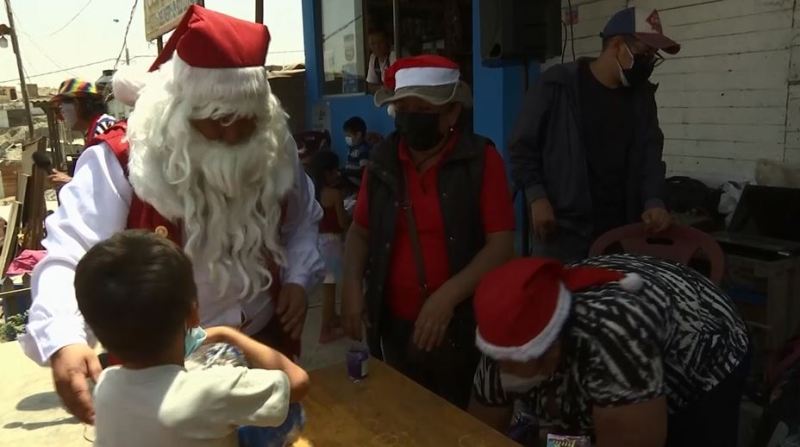 Babadimri peruan kthehet pas pandemisë, shpërndan dhurata për fëmijët (VIDEO)