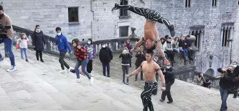 Vëllezërit ngjiten shkallëve në një mënyrë aspak të zakontë, thyejnë rekord botëror (VIDEO)