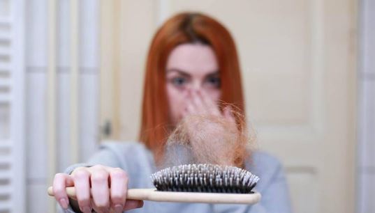 Dermatologia hedh poshtë gjashtë mitet e zakonshme të rënies së flokëve