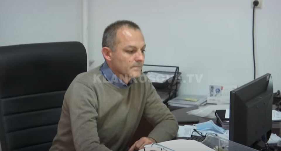 Drejtor në spitalin publik, aksionar në atë privat (VIDEO)