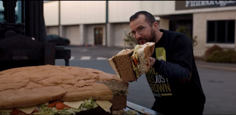 Kjo kompani gatoi hamburgerin vegan më të madh në botë (VIDEO)