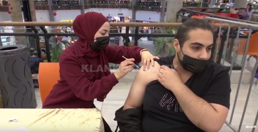 Izraeli fillon ta studiojë efektivitetin e dozës së katërt të vaksinës antiCOVID (VIDEO)
