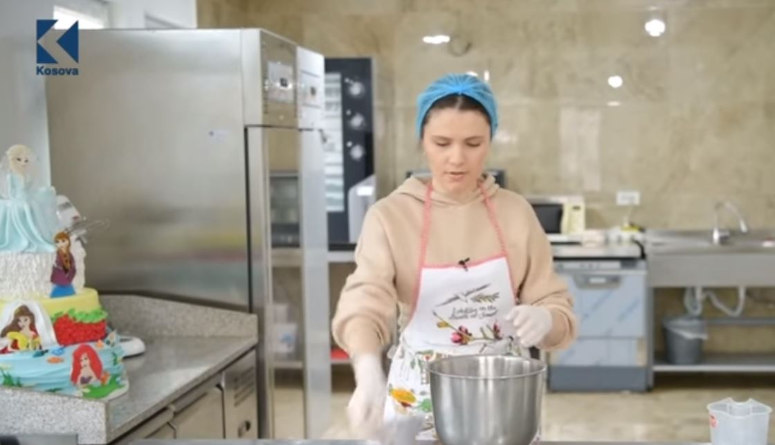 Si përgatiten krofnet me çokollatë? (VIDEO)