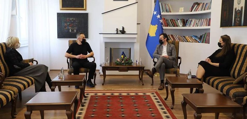 Çeku i uron suksese artistit Jakup Ferri në përfaqësimin e Kosovës në Bienalen e Venecias