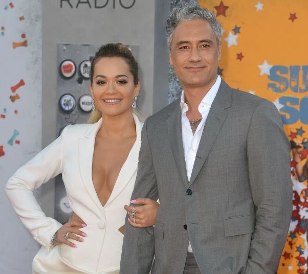 Rita Ora po fejohet, prindërit i japin miratimin të dashurit të saj 46 vjeçar
