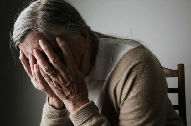 Nga paranoja, tek marrja e vendimeve të këqija, këto janë shenjat pak të njohura të Alzheimerit