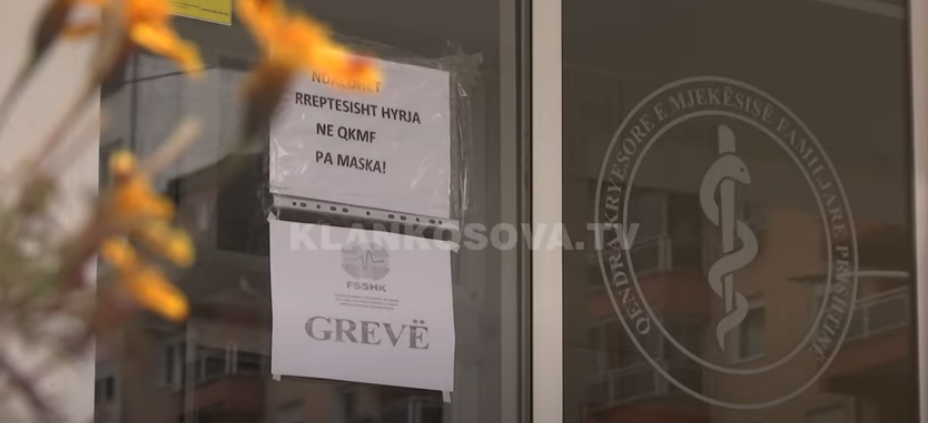 Greva eskalon në tetë orë, nuk bëhen as teste për COVID-19 (VIDEO)