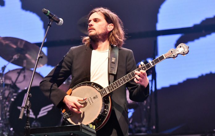 Ish-anëtari i Mumford & Sons përfundon si moderator podkesti
