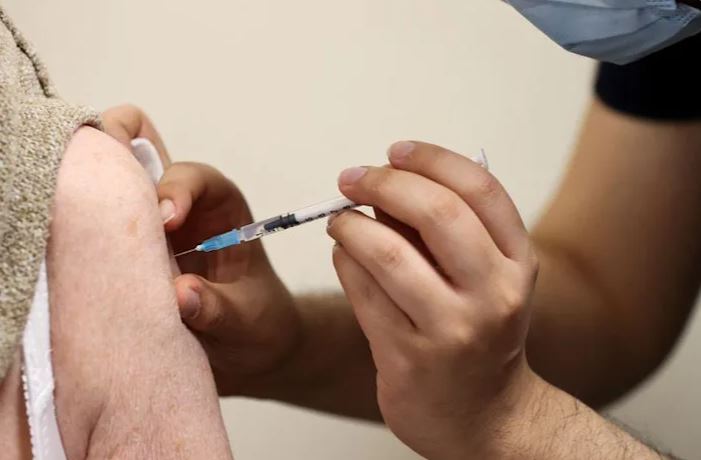 Agjencia e Sigurisë Shëndetësore në Angli: Vaksinat përforcuese rrisin mbrojtjen kundër vdekjes nga Omicron për moshat mbi 50 vjeç