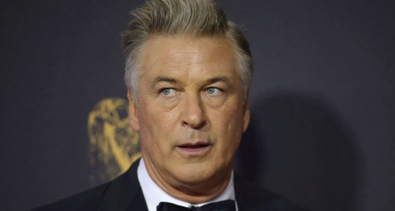 Alec Baldwin ua dorëzon telefonin hetuesve