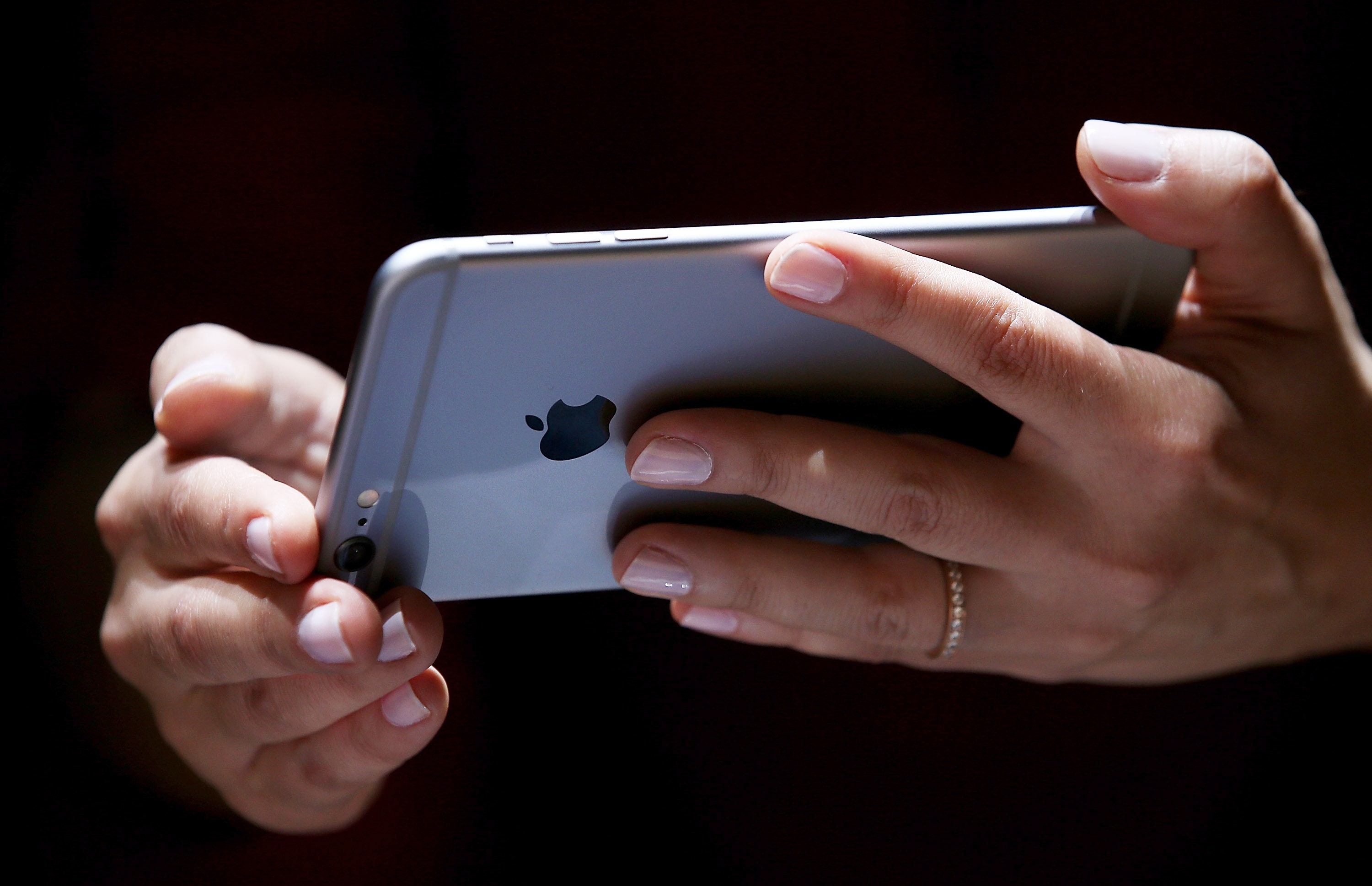 Mësoni se për çka shërben "molla e kafshuar" mbrapa iPhone-it (VIDEO)