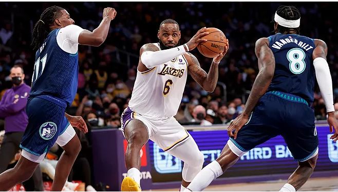 Lakers fitojnë me vështirësi ndaj Timberwolves (VIDEO)