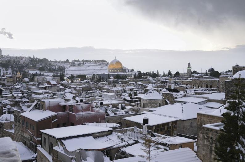 Jerusalemi merr pamje të bardhë pas reshjeve të rralla të borës (VIDEO)