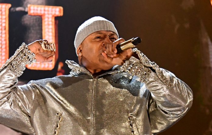 Statuja e LL Cool J përdor energjinë diellore për ta luajtur muzikën e tij