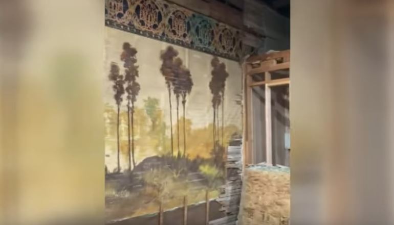 Rinovojnë ndërtesën e vjetër, gjejnë murale shekullore (VIDEO)