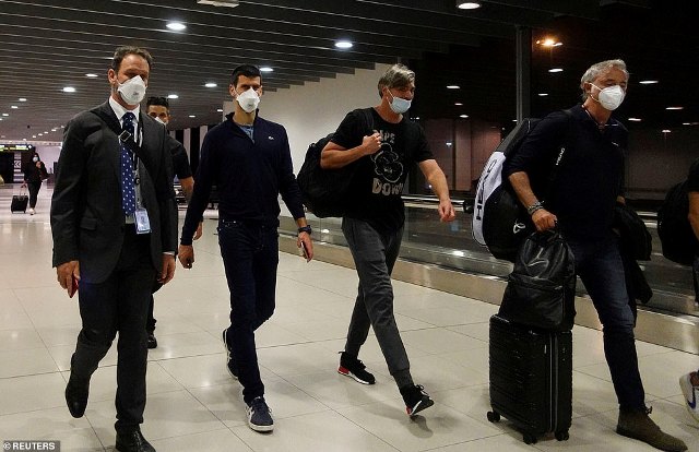 Pamje nga aeroporti, Gjokoviq e lëshon Australinë (FOTO)
