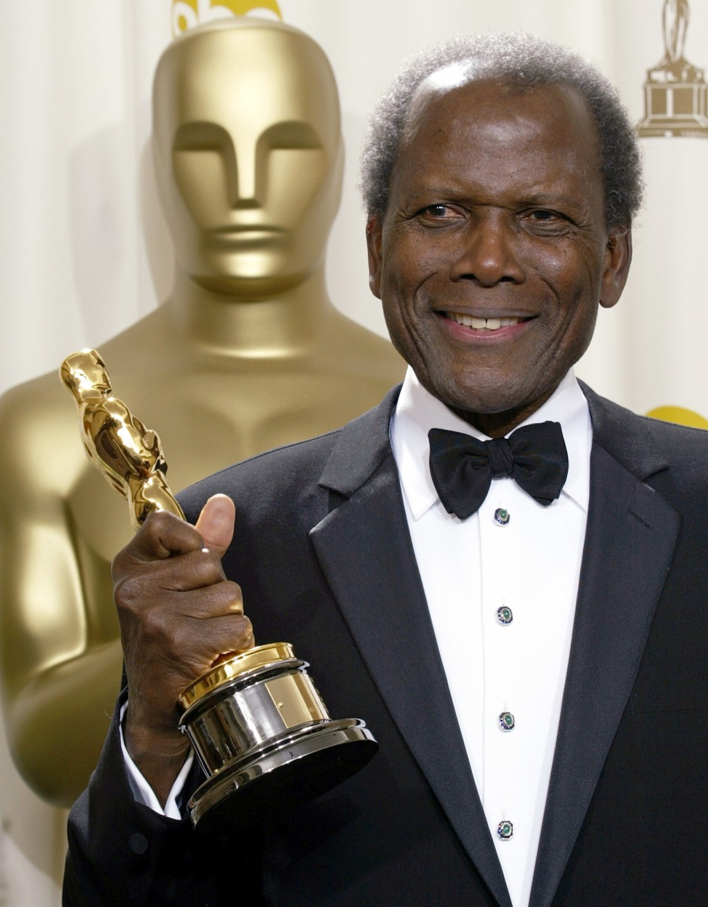 Vdes Sidney Poitier, aktori i parë me ngjyrë që fitoi Oscarin