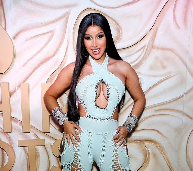 Cardi B po mendon ta bëjë tatuazh emrin e djalit në fytyrën e saj
