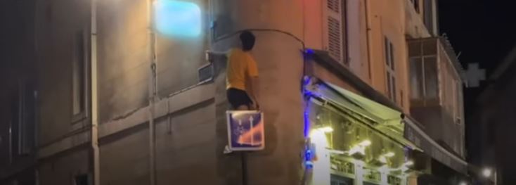 Ndotja nga dritat: Grupi i të rinjve kursen rrymë duke i fikur dritat e qytetit (VIDEO)