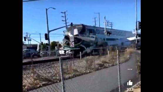 E rrallë: Treni e përplas helikopterin, disa sekonda pasi policët e shpëtojnë pilotin (VIDEO)